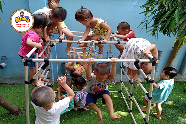 Cho trẻ vận động leo trèo giúp phát triển cơ tay và chân linh hoạt